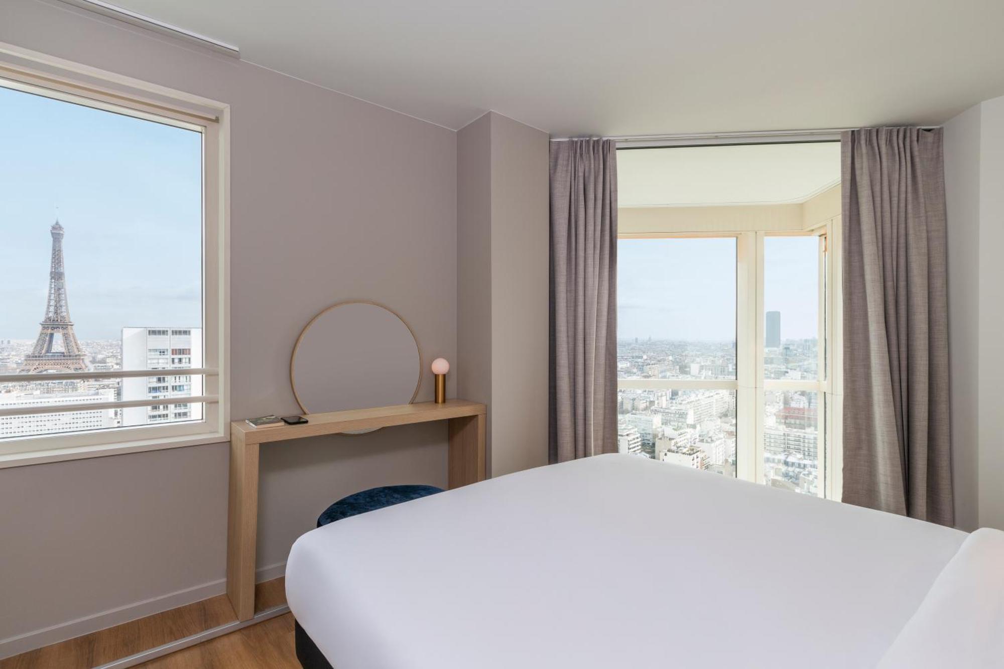 One-Bedroom Apartment View on Eiffel Tower,1614349874:JPEG